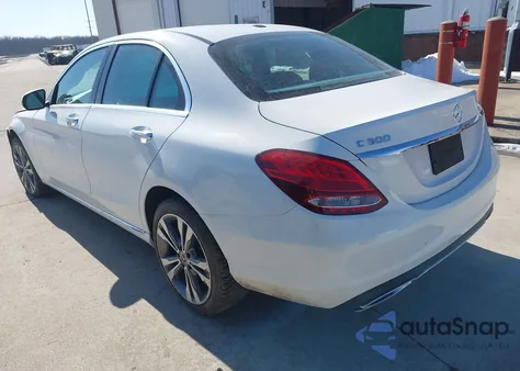 2018 Mercedes-Benz C 300 4Matic z USA, uszkodzony, nr VIN 55SWF4KB7JU260427